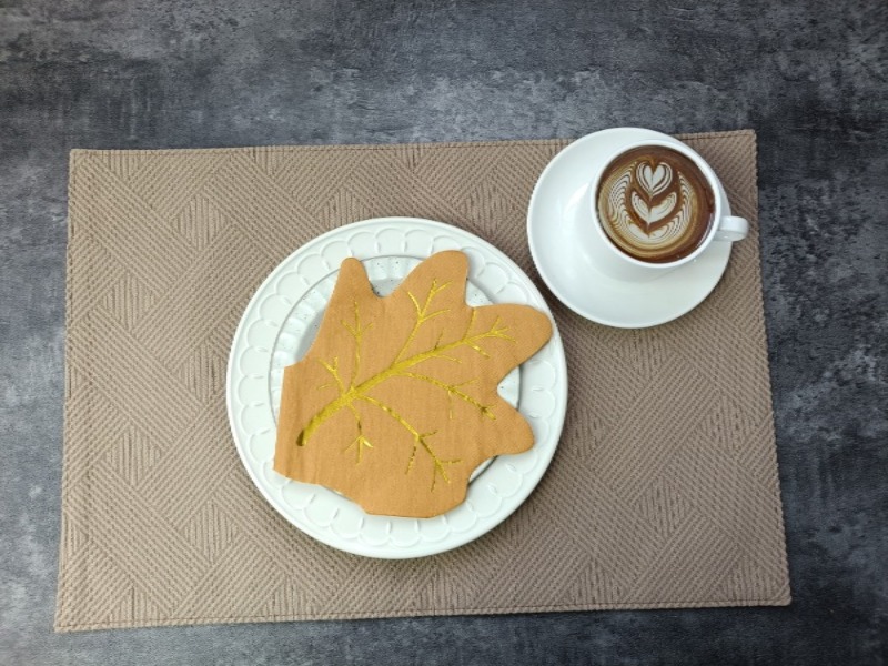 ما هي المناديل المقطوعة بالقالب؟ دليل كامل لأساسيات ديكور الطاولة الإبداعية هذه